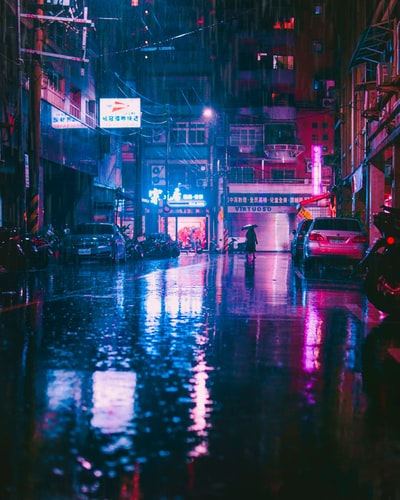 红色的车在夜间道路
